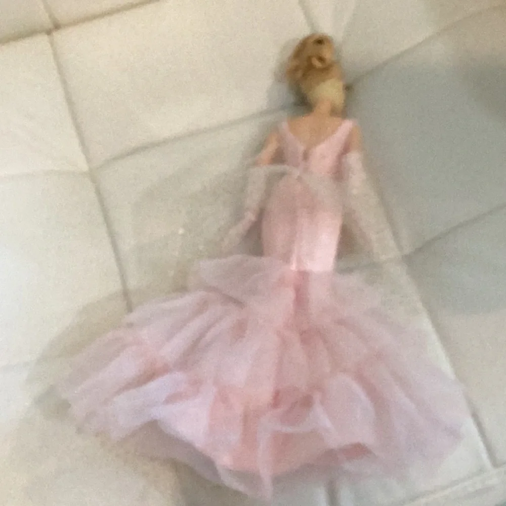 Pink Ribbon Barbie - Picture 4 of 6